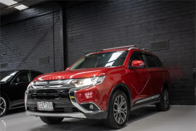 2016 MITSUBISHI OUTLANDER — photo