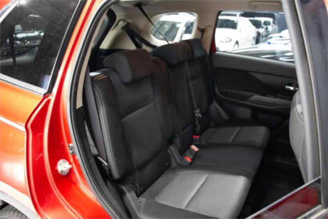 2016 MITSUBISHI OUTLANDER — photo