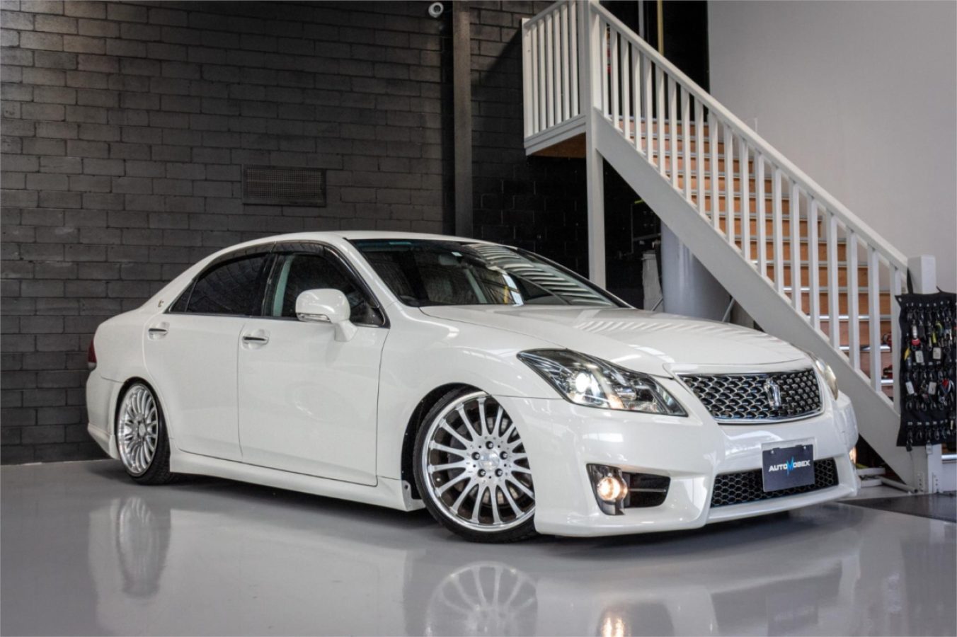 2011 TOYOTA CROWN — photo