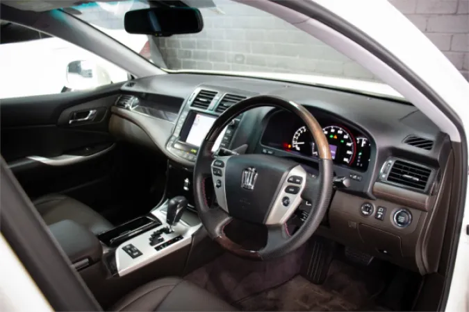 2011 TOYOTA CROWN — photo
