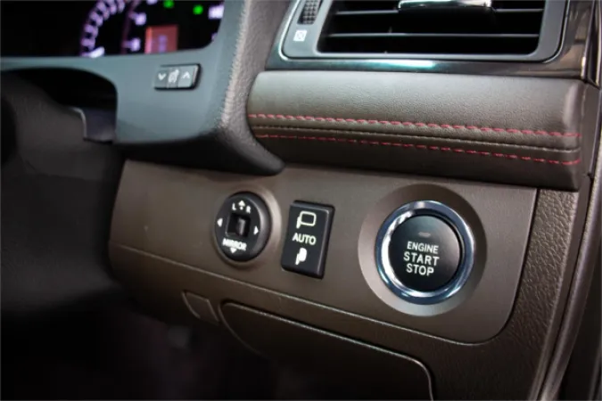 2011 TOYOTA CROWN — photo