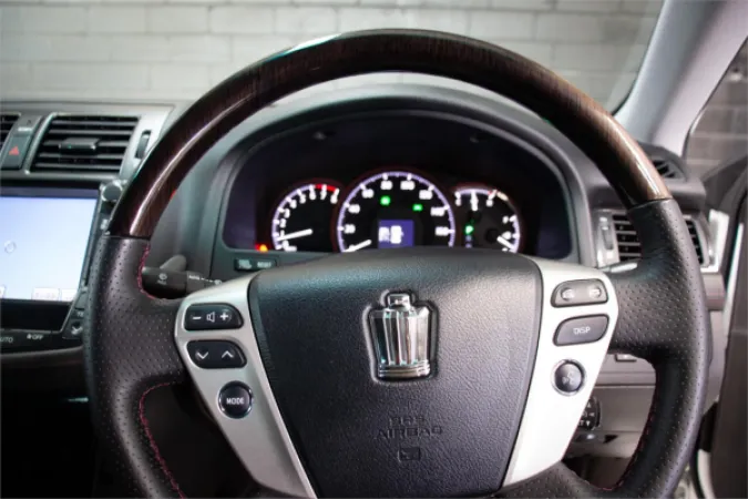 2011 TOYOTA CROWN — photo