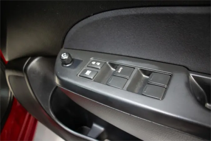 2012 SUZUKI SWIFT — photo