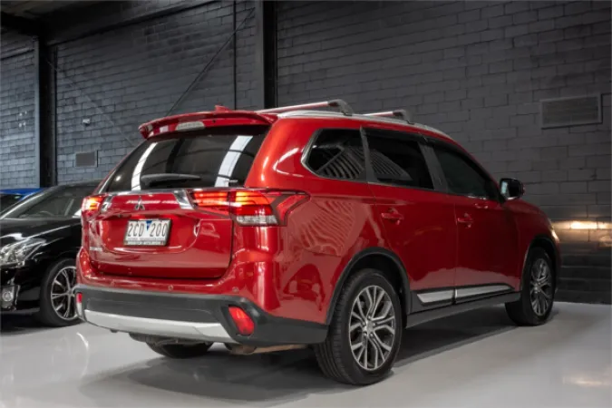 2016 MITSUBISHI OUTLANDER — photo