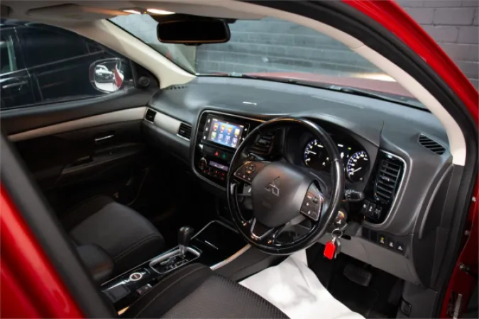 2016 MITSUBISHI OUTLANDER — photo