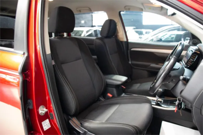 2016 MITSUBISHI OUTLANDER — photo