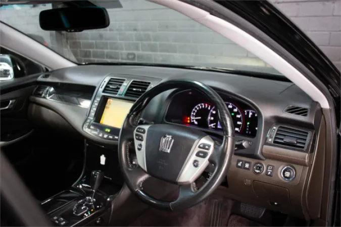 2010 TOYOTA CROWN — photo