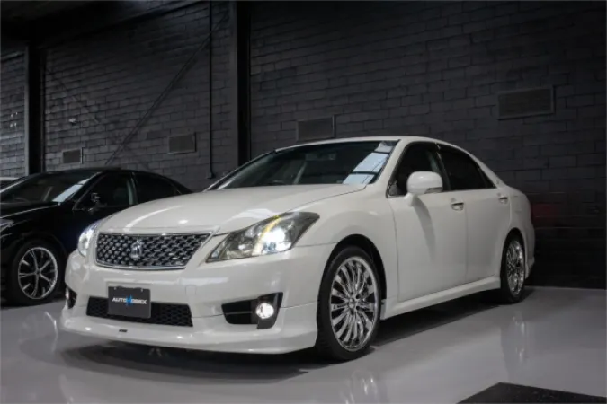 2010 TOYOTA CROWN — photo