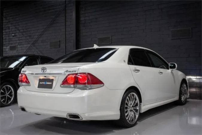 2010 TOYOTA CROWN — photo