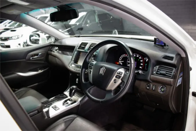 2010 TOYOTA CROWN — photo