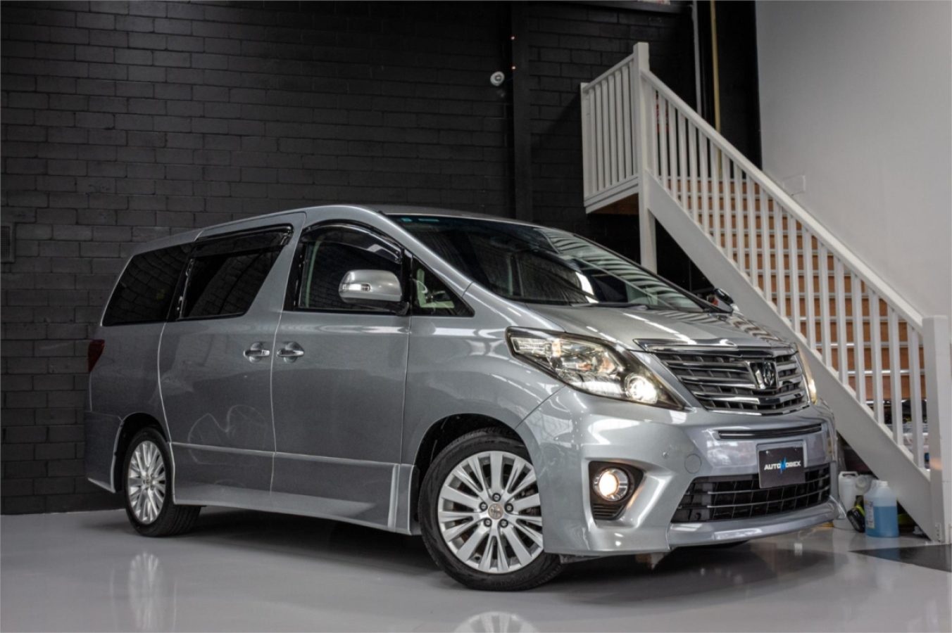 2012 TOYOTA ALPHARD — photo