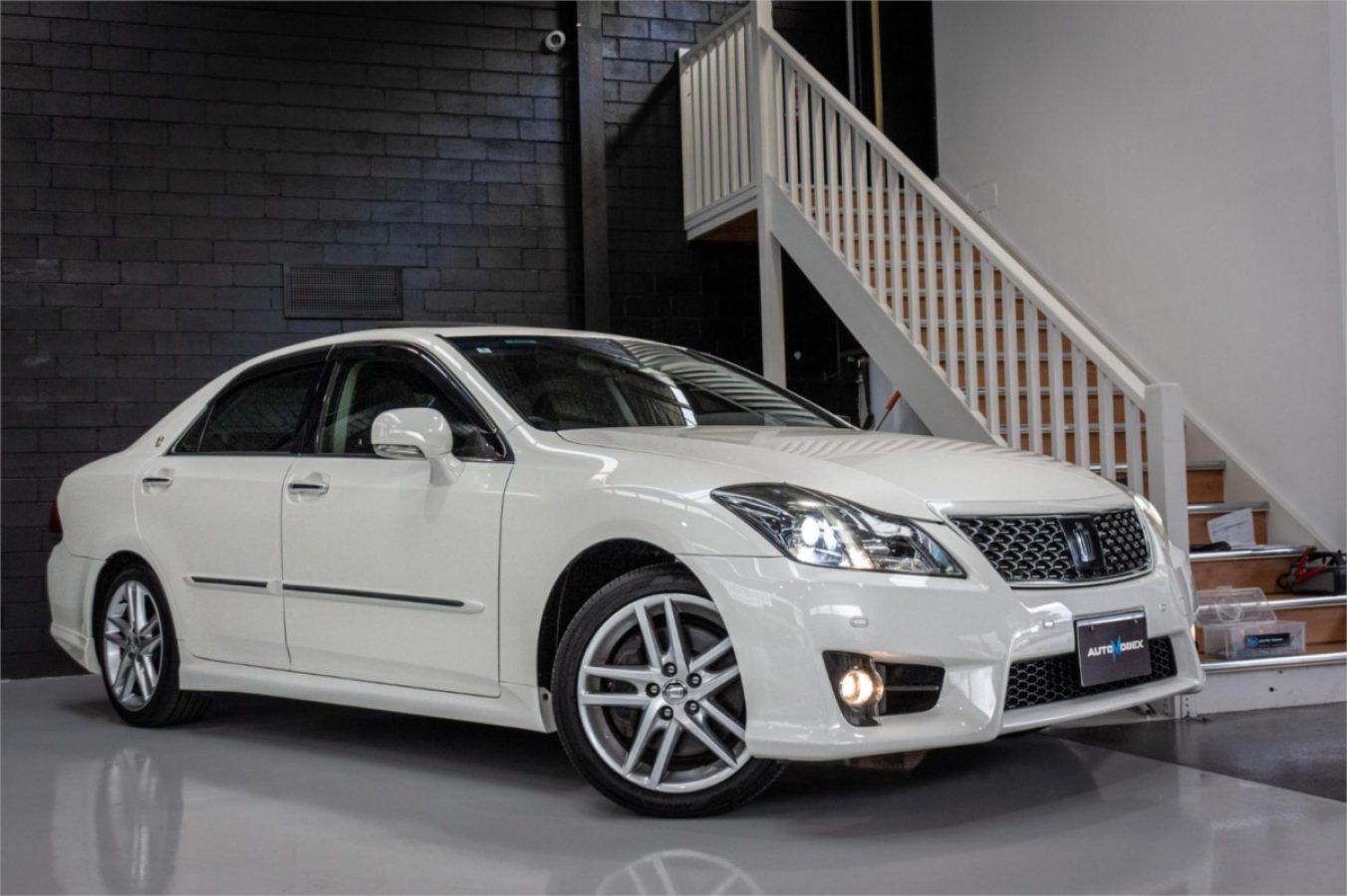 2012 TOYOTA CROWN — photo