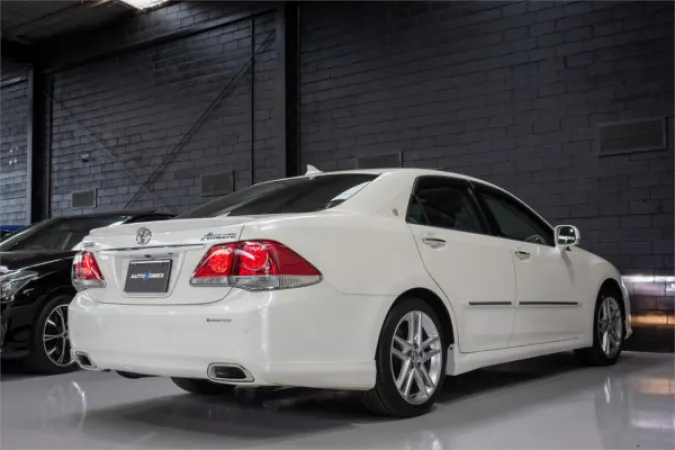 2012 TOYOTA CROWN — photo