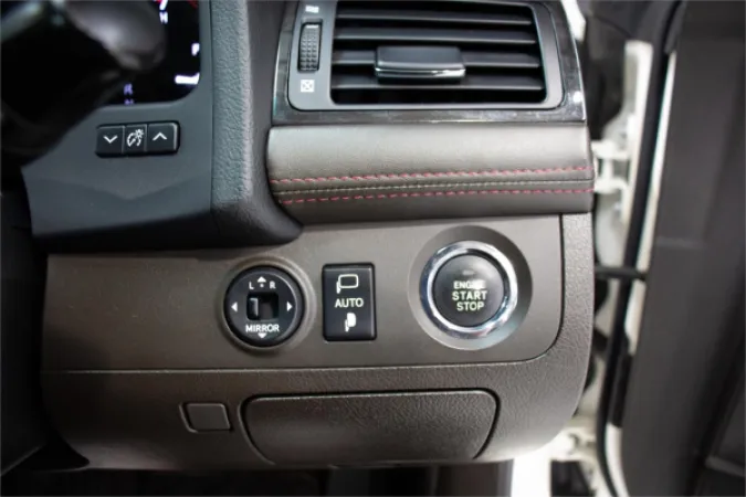 2012 TOYOTA CROWN — photo
