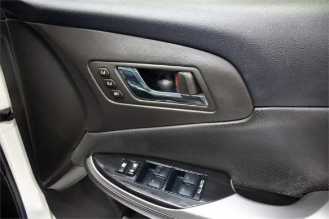2012 TOYOTA CROWN — photo