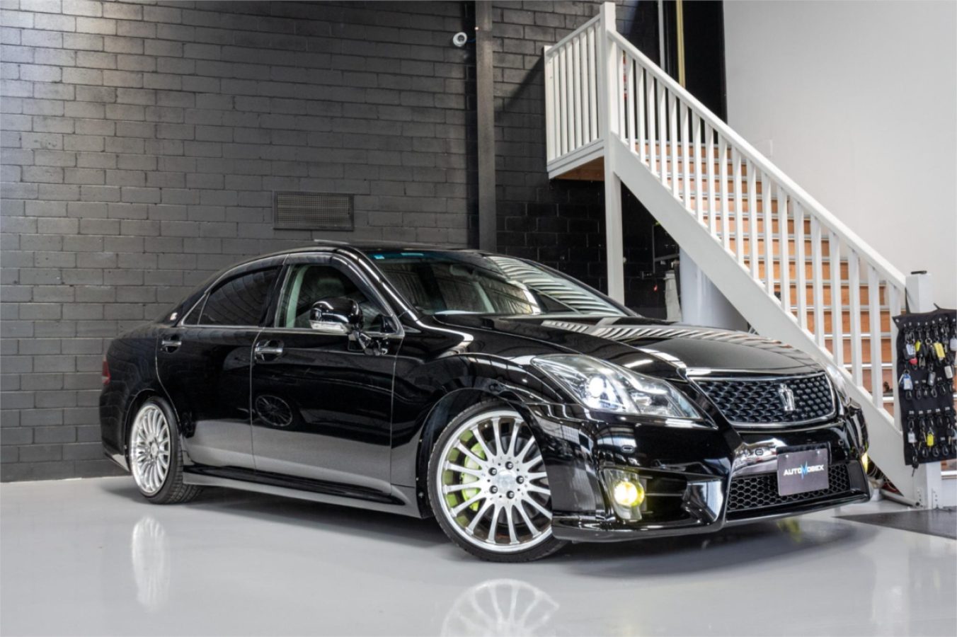 2011 TOYOTA CROWN — photo