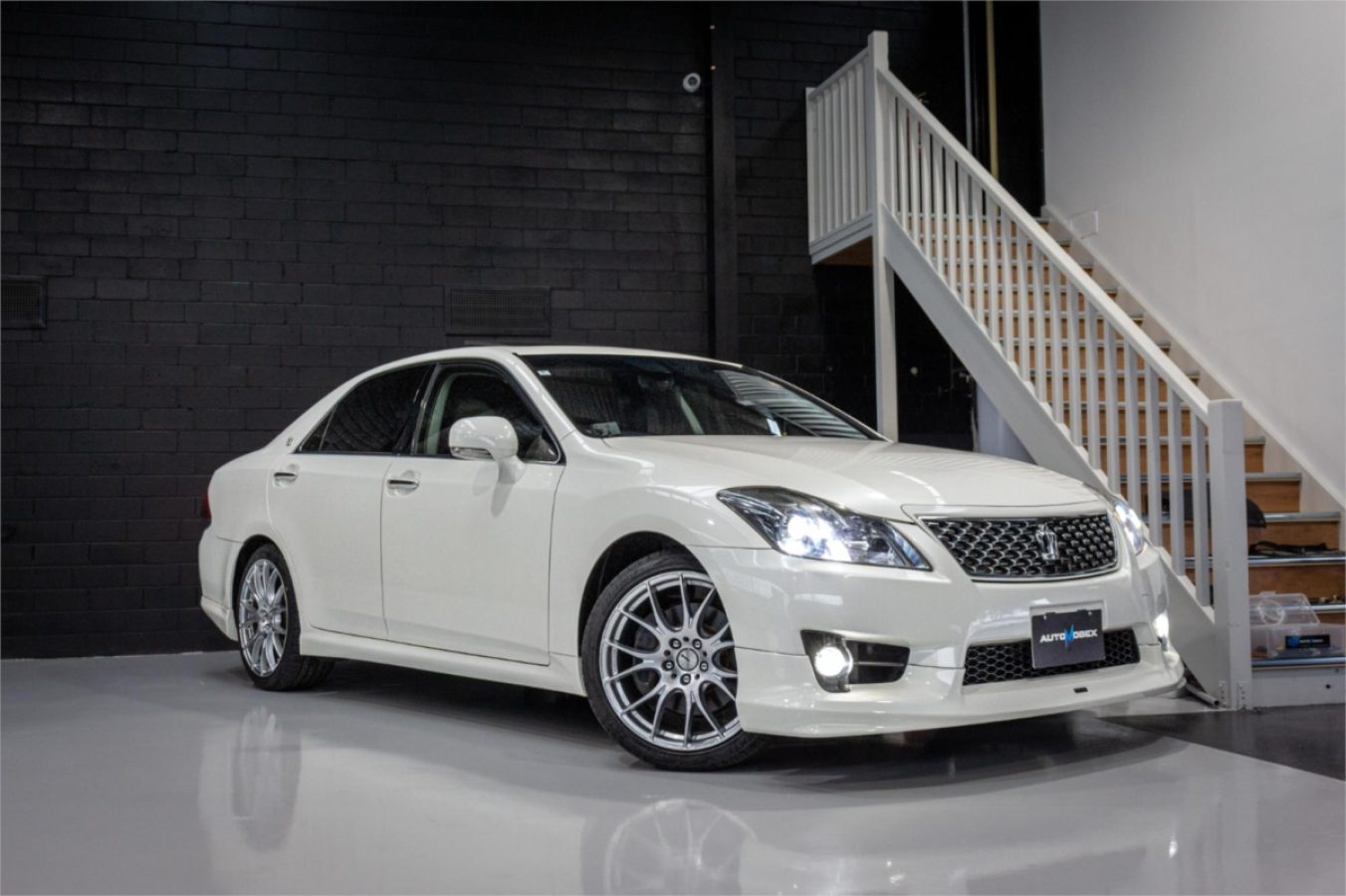2012 TOYOTA CROWN — photo