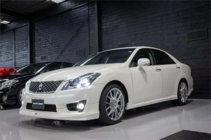 2012 TOYOTA CROWN — photo