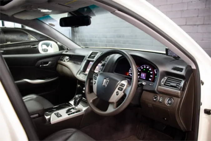 2012 TOYOTA CROWN — photo