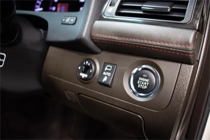 2012 TOYOTA CROWN — photo