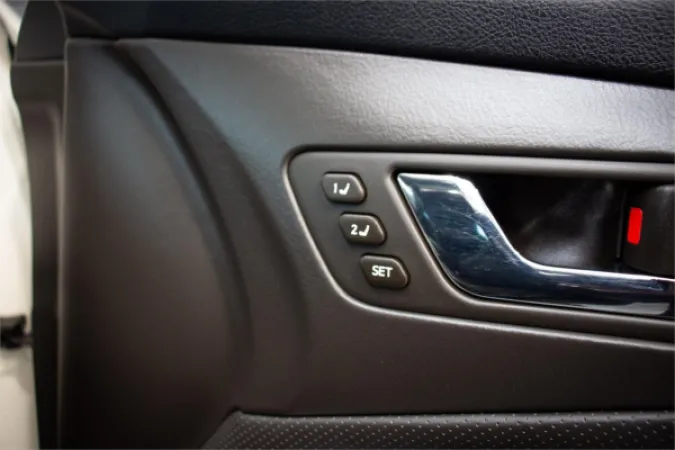 2012 TOYOTA CROWN — photo