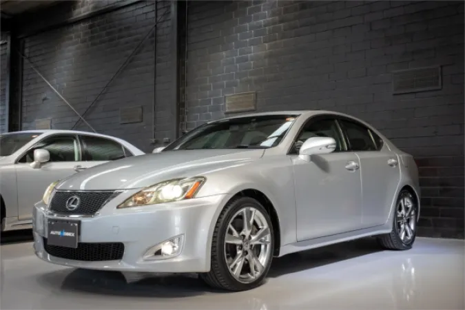2010 LEXUS IS350 — photo