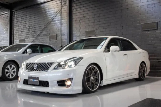 2010 TOYOTA CROWN — photo