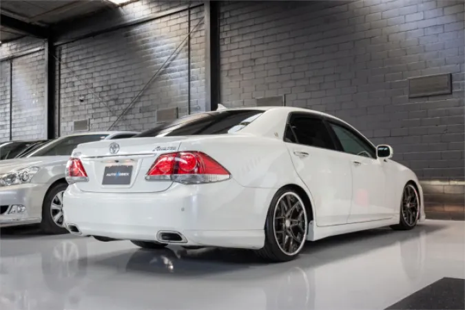 2010 TOYOTA CROWN — photo