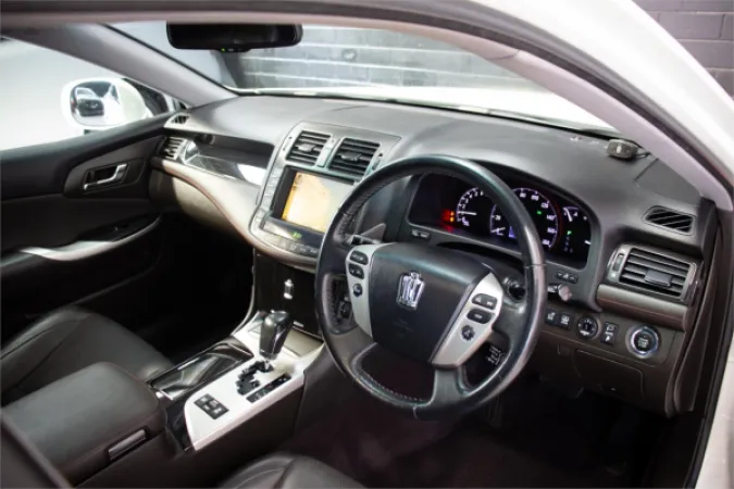 2010 TOYOTA CROWN — photo