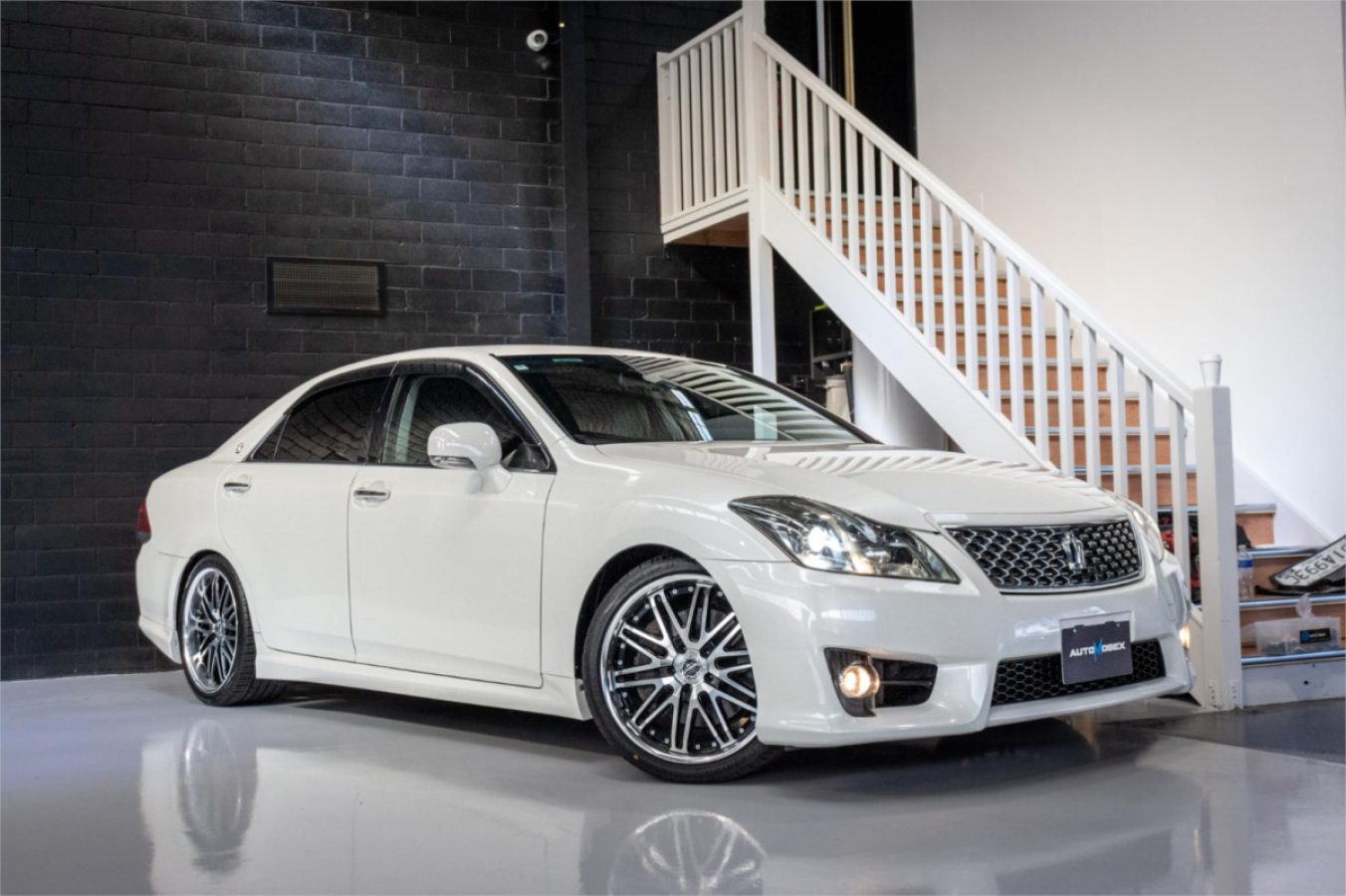 2010 TOYOTA CROWN — photo