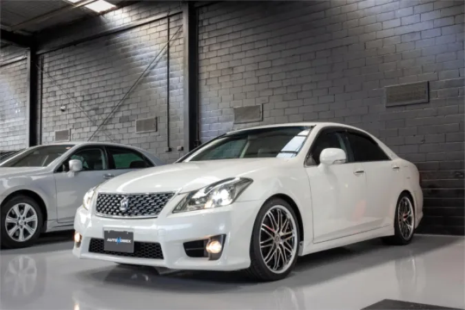 2010 TOYOTA CROWN — photo