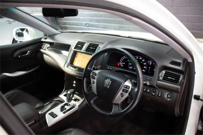 2010 TOYOTA CROWN — photo