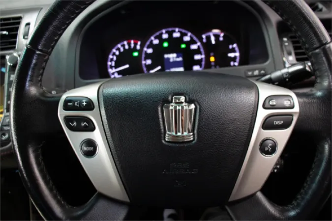 2010 TOYOTA CROWN — photo