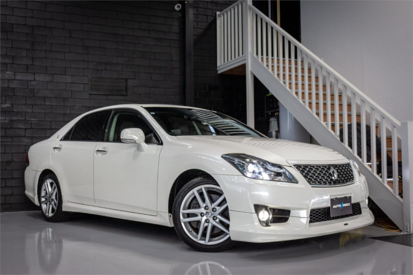 2012 TOYOTA CROWN — photo