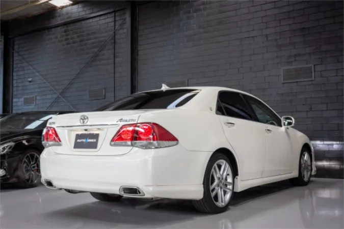 2012 TOYOTA CROWN — photo