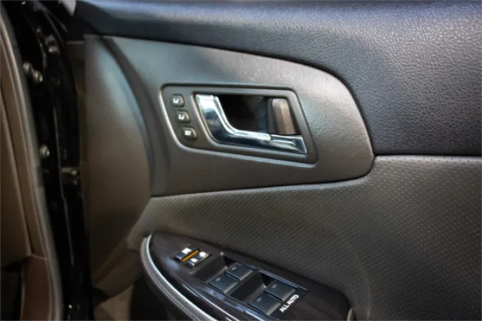 2011 TOYOTA CROWN — photo